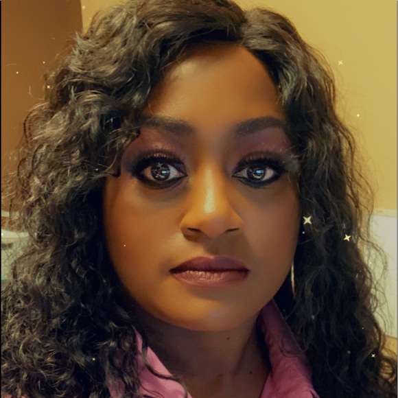 Poshmark profile picture for @christi